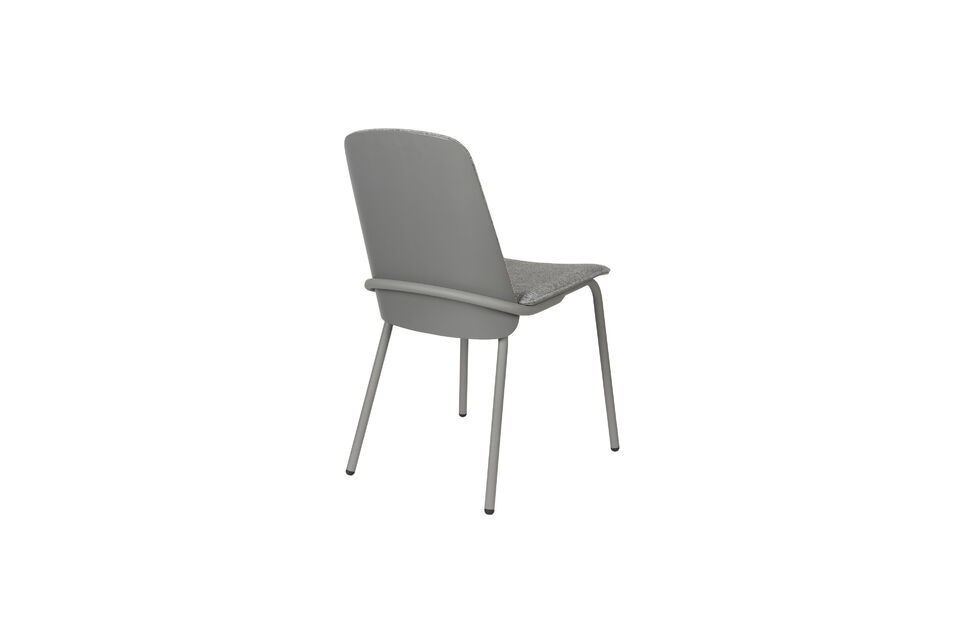 ¡Y resulta que la parte trasera de una silla de comedor es precisamente la que más se ve!