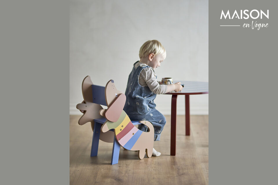 La silla Charlie de Bloomingville MINI es una silla infantil divertida con paneles laterales en