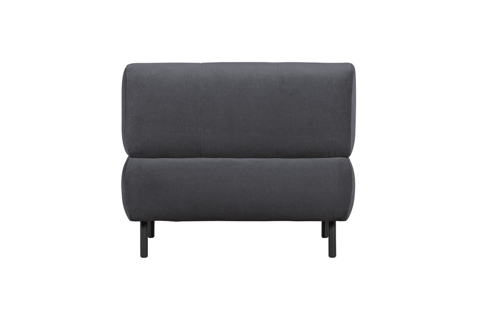 El diseño depurado de la pieza forma una interesante combinación con el respaldo y el asiento