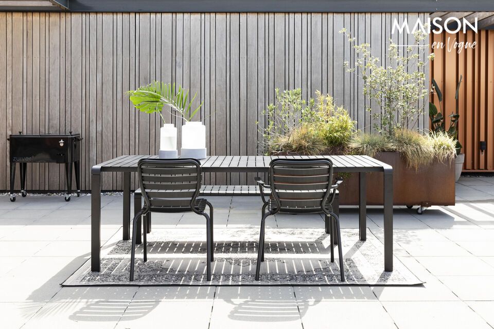 Diseñado en colaboración con Studio APE, este sillón combina estilo moderno y funcionalidad