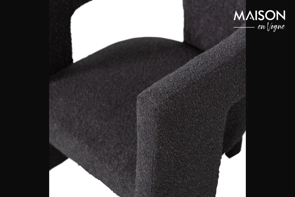 Henry est compose d\'une combinaison de 90% de fibres de polyester et de 10% de fibres d\'acetate