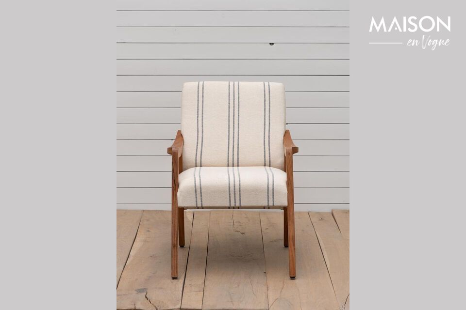Fabricado en robusta madera de acacia, este sillón combina durabilidad y estilo