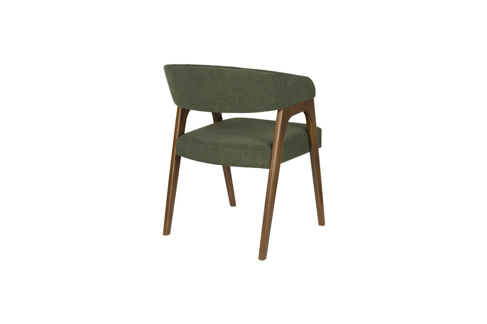 Las patas de las sillas son de madera de color nogal