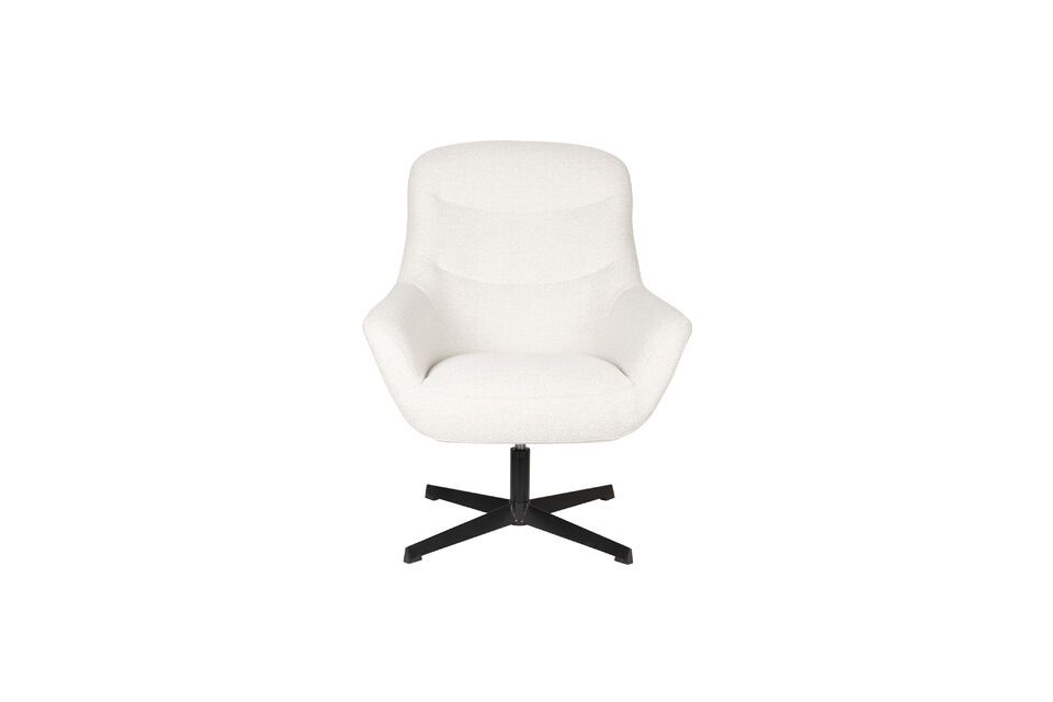El blanco limpio de este sillón aporta un toque fresco a cualquier decoración interior