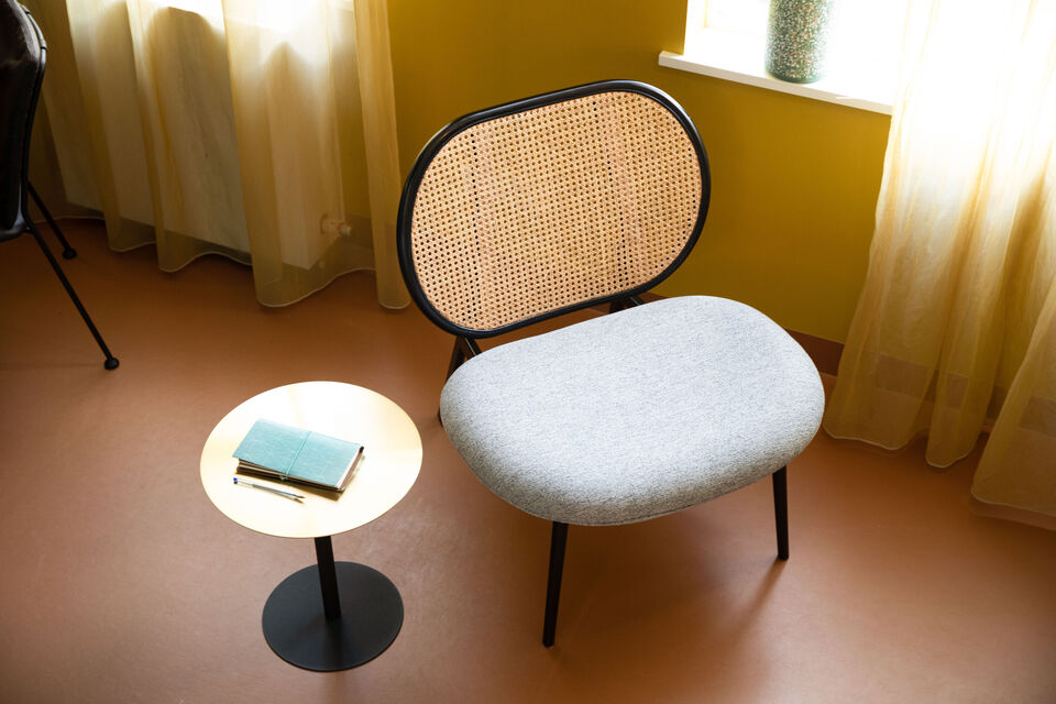 Sillón de salón de madera y tela gris spike - 11