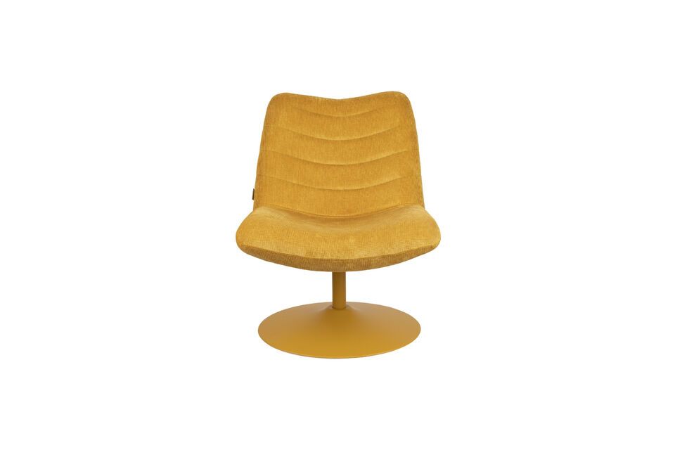 La base giratoria de metal, a juego con el color del sillón, combina estética y funcionalidad