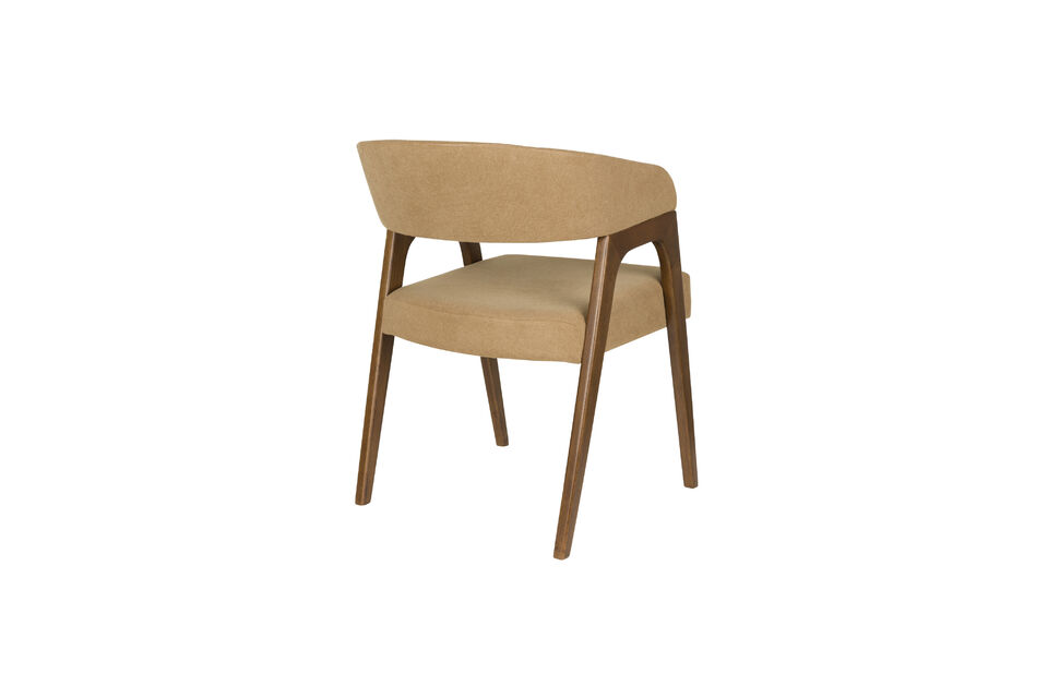 Las patas de las sillas son de madera de color nogal