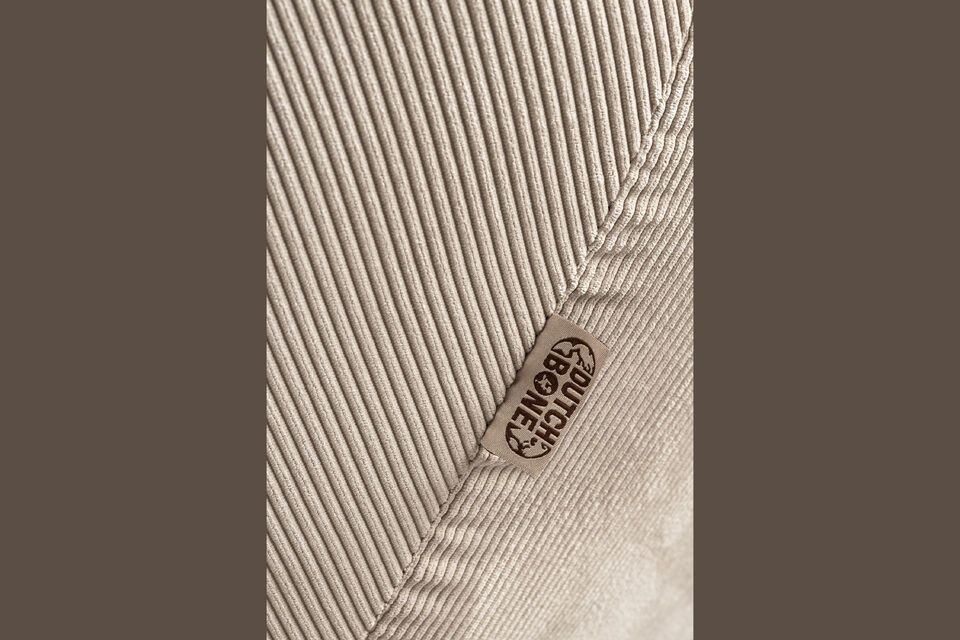 Invierta en este elegante sillón para crear una zona de descanso elegante y funcional en su hogar