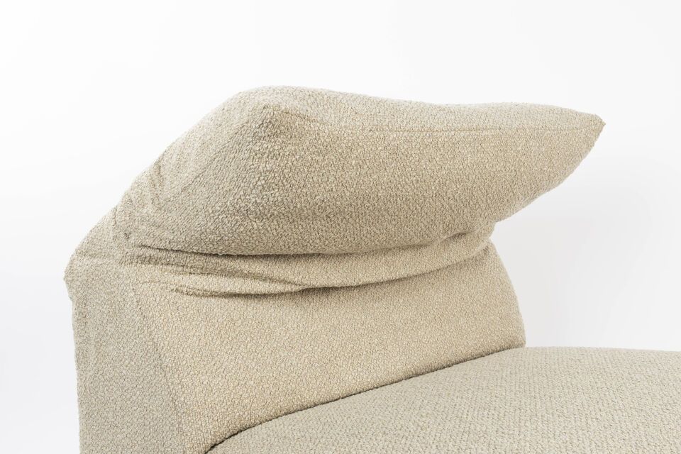 Ensamble los elementos del love seat entre dos piezas de esquina para crear un conjunto que se