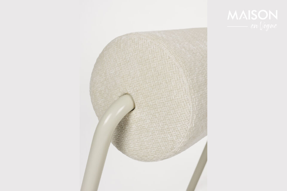 Sillón de diseño con estructura abierta y ligera