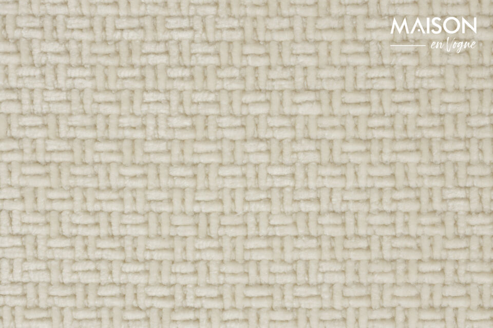 El sillón destaca por su estructura de metal beige