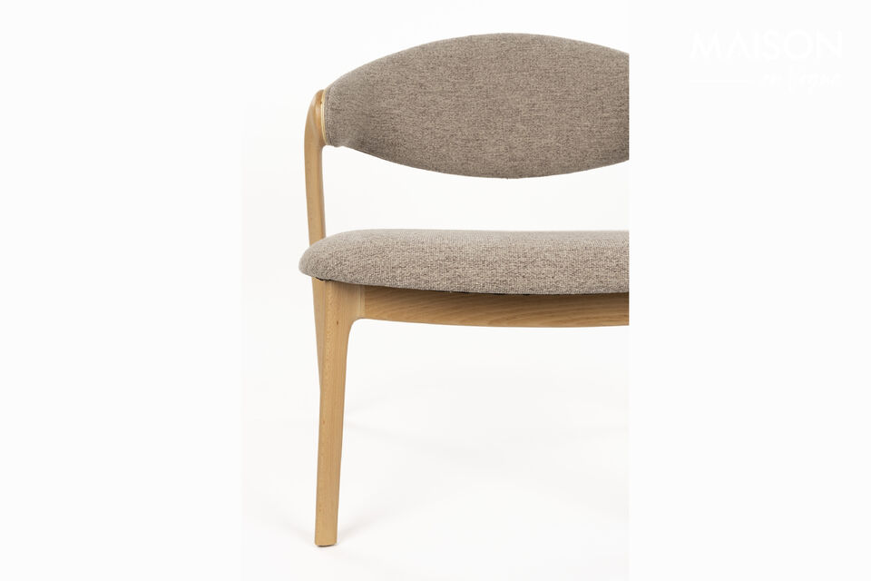 El aspecto natural de la madera contrasta maravillosamente con la tela clara del asiento y el