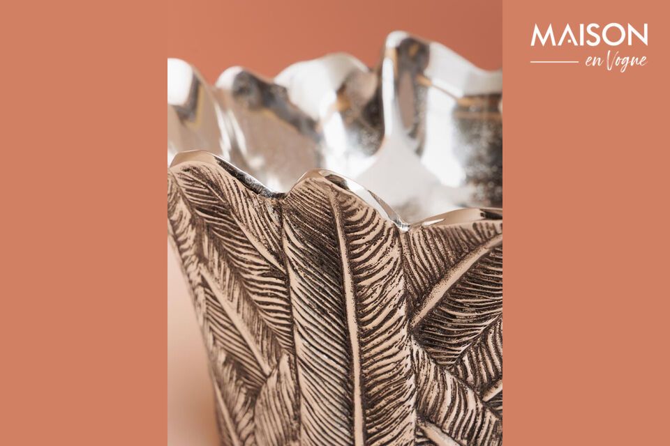 Its refined silver color adds a touch of sophistication to any décor