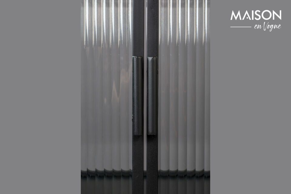 Its sturdy iron frame ensures unfailing solidity, while projecting a sleek, modern aesthetic