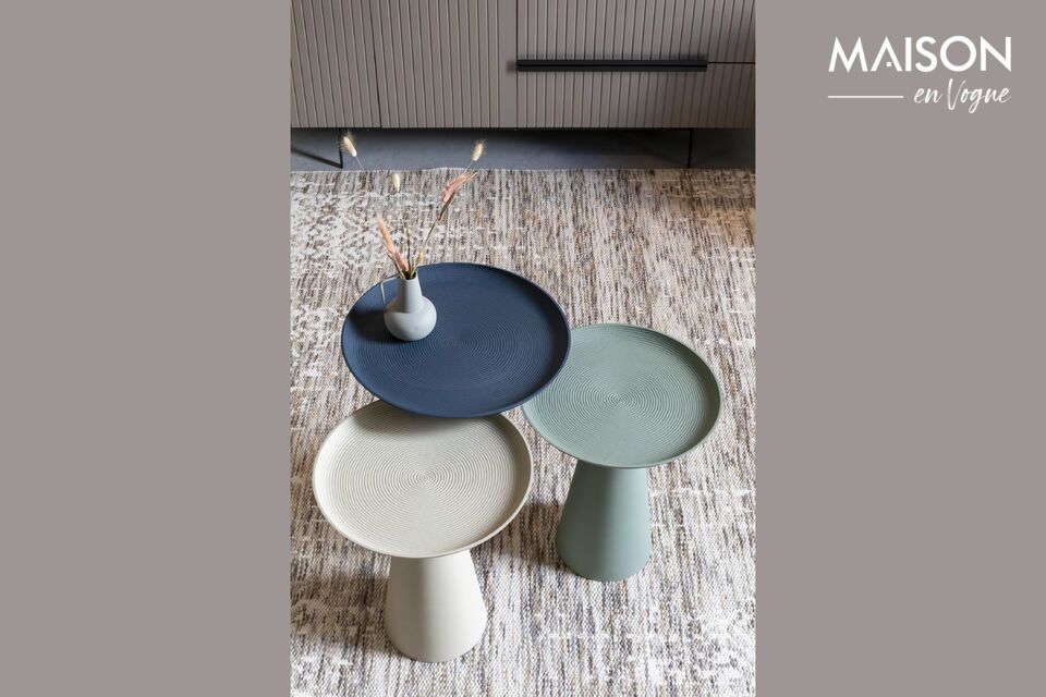 5 cm in height, this compact table will fit into any corner of your home