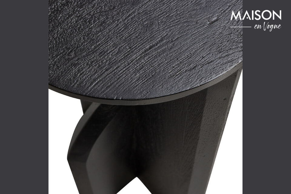 The matt black coating gives Kioni a peaceful look, perfect as a stable base in any interior