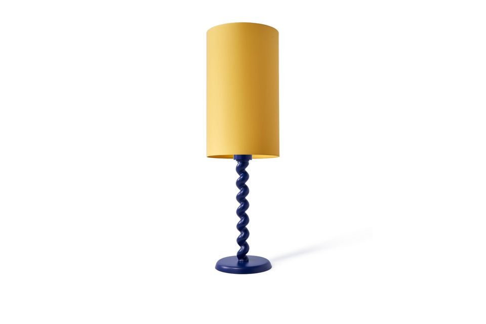 La base de lampe Twister de couleur bleu foncé reprend parfaitement le design de la table