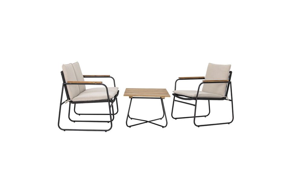 Con su robusta estructura de metal negro y su asiento y respaldo de cuerda tejida