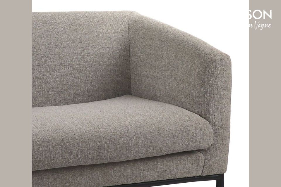 Sus cojines de tela gris claro ofrecen un confort óptimo para el asiento y el respaldo; de 140 cm