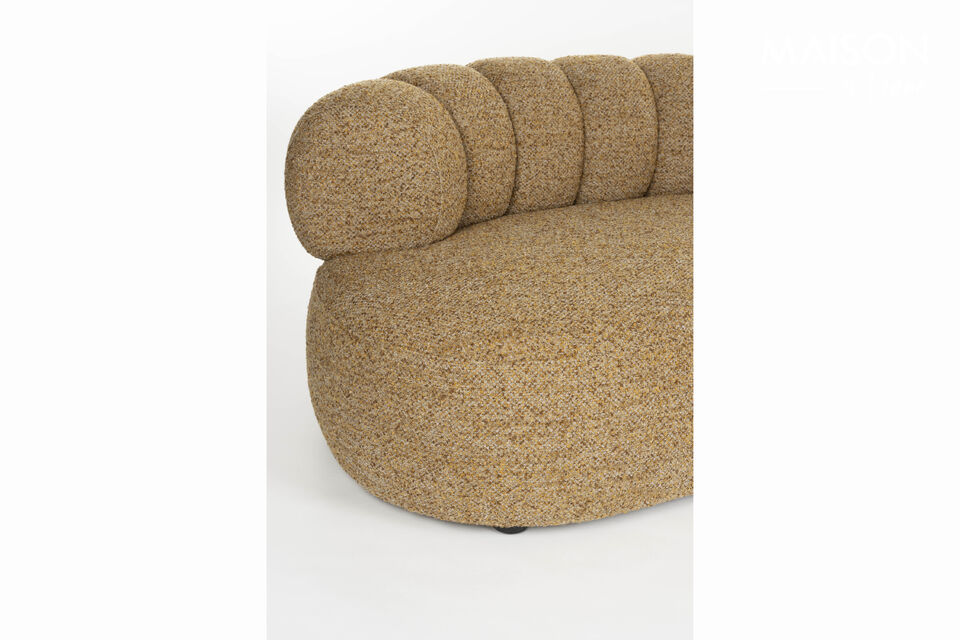 Gracias a que el asiento es ligeramente curvado, se crea un aspecto acogedor