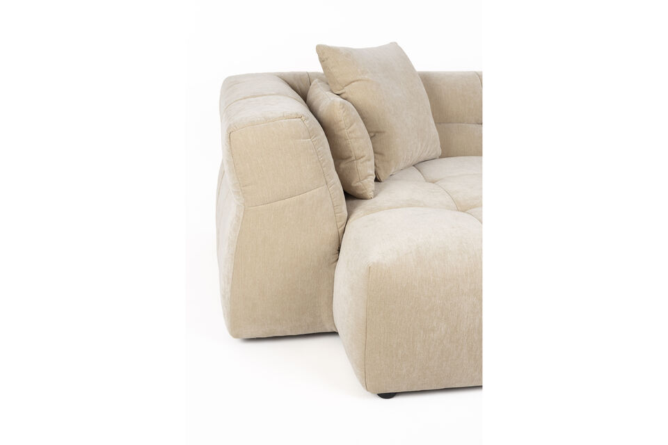 Dieses einladende Sofa verfügt über eine gesteppte Sitz- und Rückenlehne