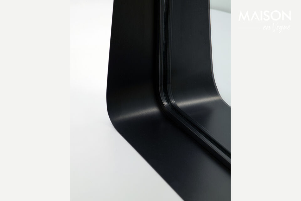 Sein minimalistisches Design und die integrierte Ablage machen ihn ideal für kleine Bereiche