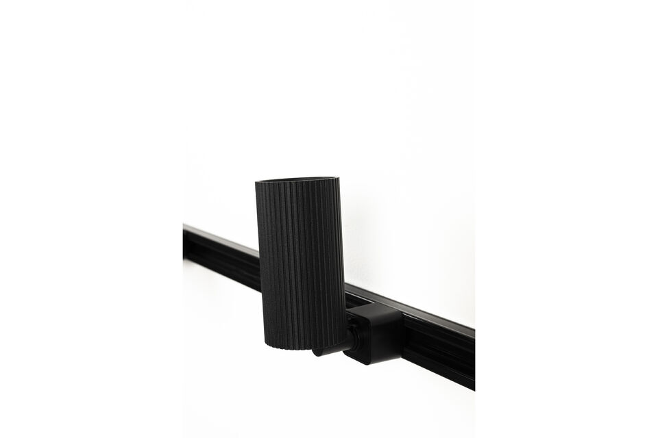 Avec une longueur de rail de 98 cm et quatre spots orientables et pivotants de 11 cm chacun