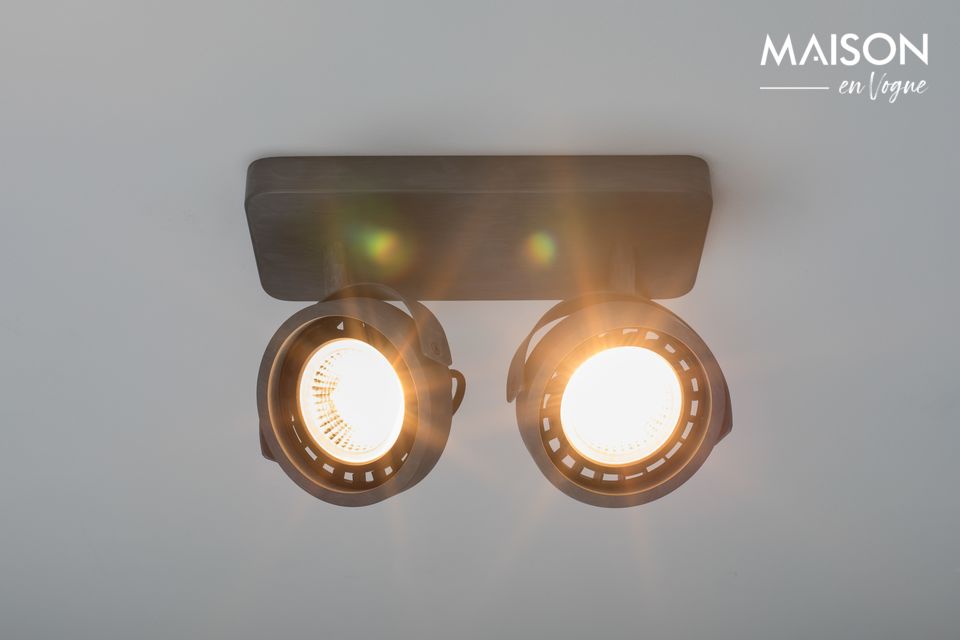 Esta luminaria tiene 2 focos direccionales y está hecha de aluminio galvanizado
