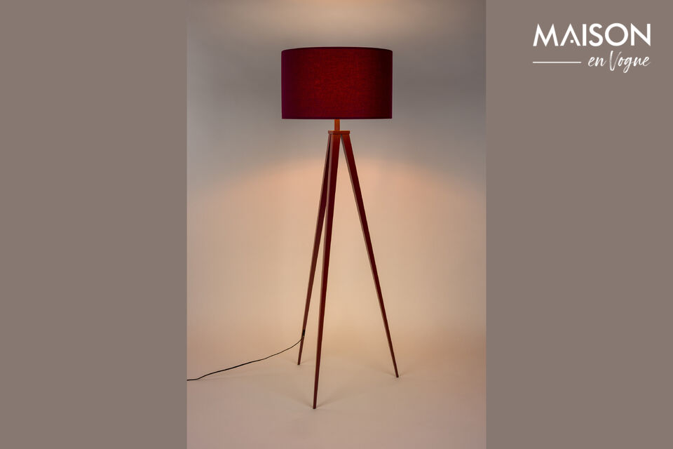 De Tripod Vloerlamp Marsala van Zuiver brengt warme rode kleur en stoer ijzeren design samen