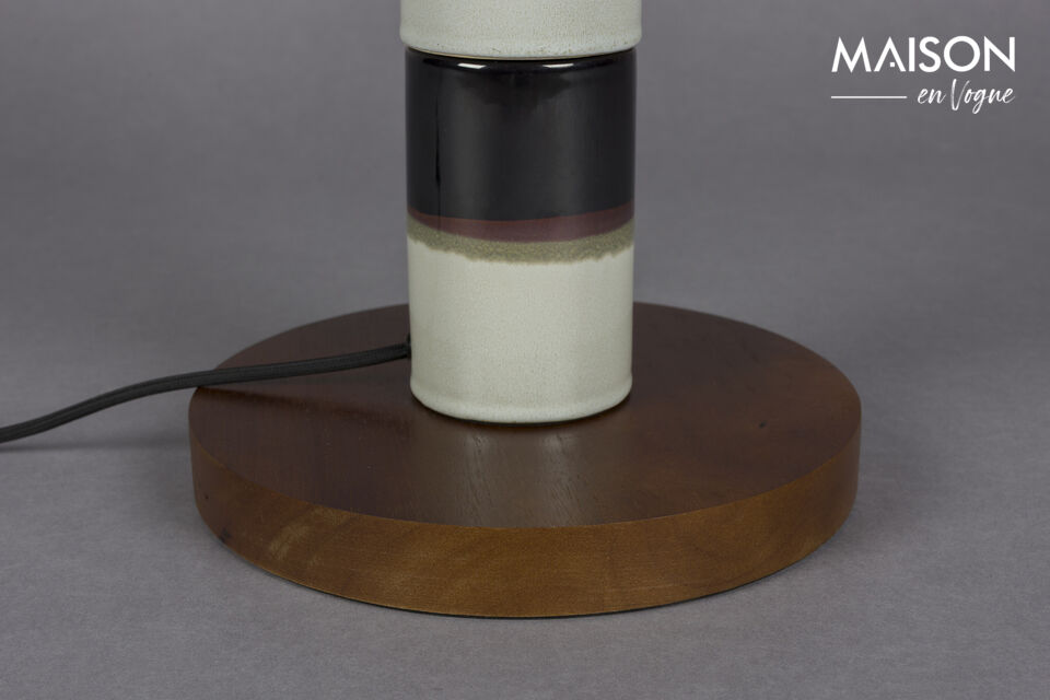 Diese auffällige Lampe ist nämlich von einem Geschirr aus den 70er Jahren inspiriert