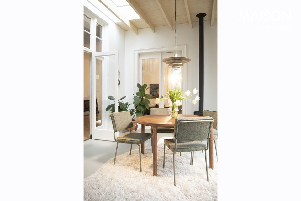 De Buddy stoel is gemaakt met stijl en comfort in het achterhoofd en heeft een lichtgewicht frame
