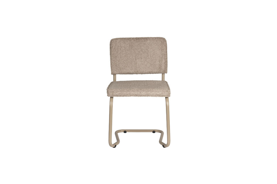 Der Stuhl ist mit Liebe zum Detail gefertigt und verfügt über ein einzigartiges S-Rahmen-Design