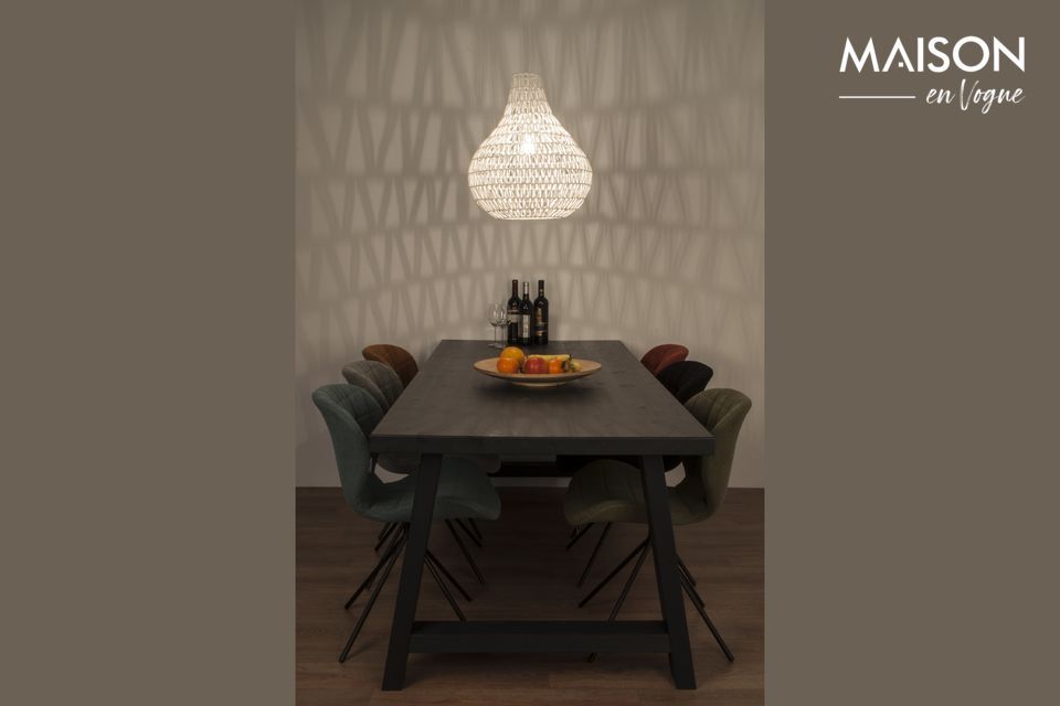 Une lampe suspendue au design moderne créant une ambiance somptueuse