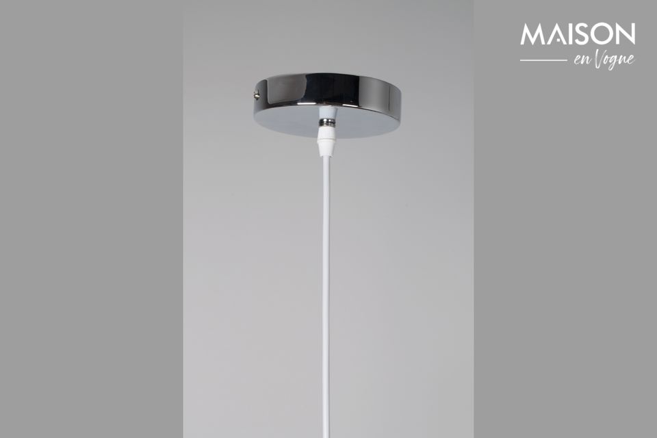 Suspendue à l\'extrémité d\'un long câble