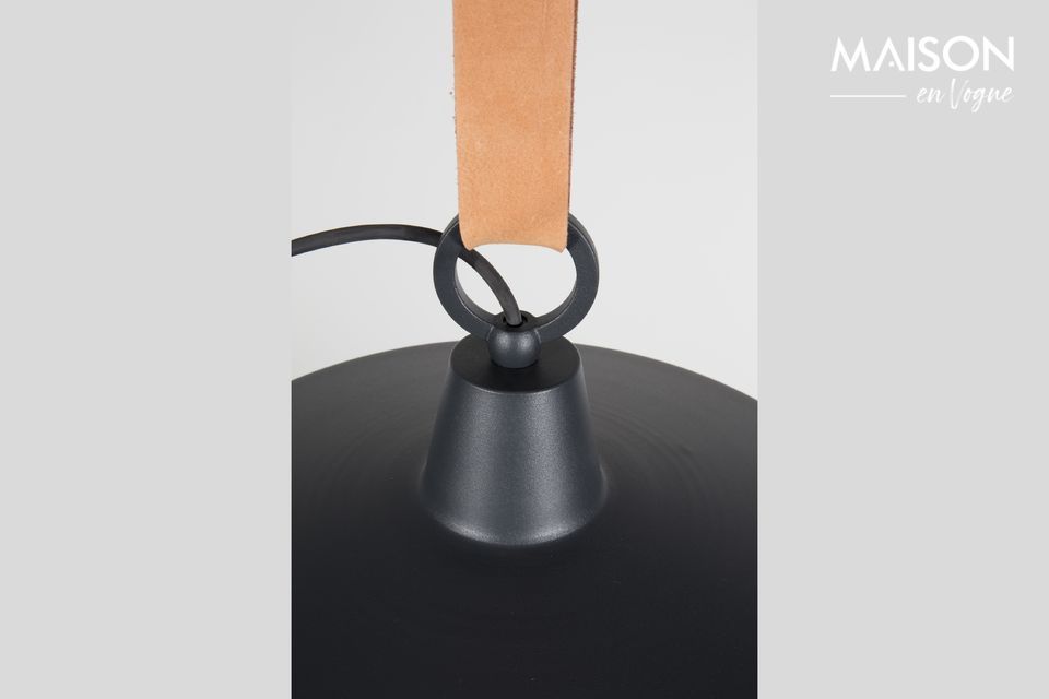 Cette suspension combine en effet l\'acier et le cuir, qui sont rarement associés sur un luminaire
