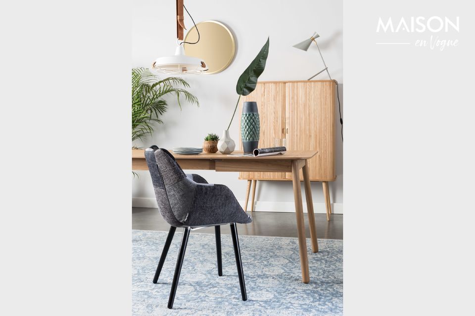 Un luminaire fait de cuir et de métal