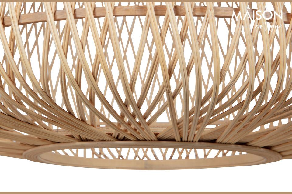 Ambiance cosy pour cette suspension en bambou tressé proposée par la marque WOOOD