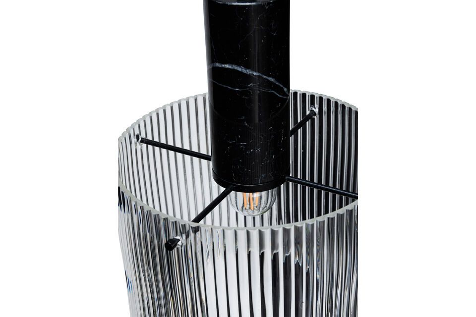 La suspension en marbre noir Revolve est bien plus qu\'un simple luminaire