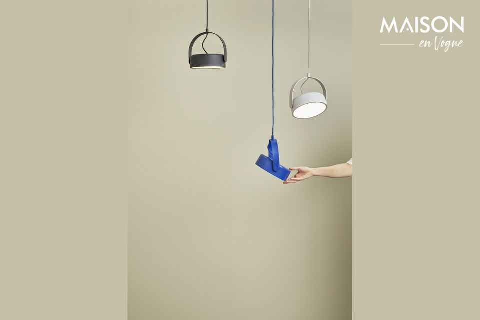 La suspension en métal bleu Stage apporte une touche de sophistication à votre décor