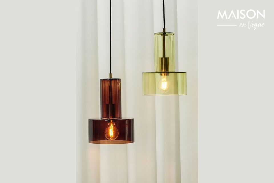 Fabriquée en verre, cette lampe est une pièce idéale pour compléter votre décor