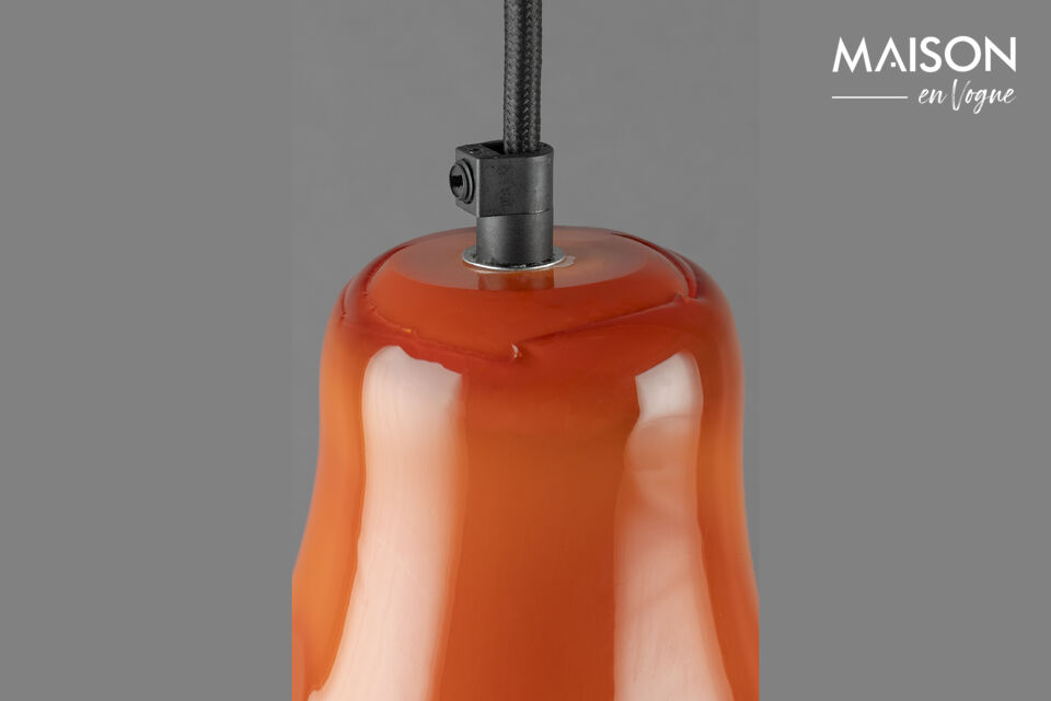 La couleur orange vif du verre égaye immédiatement toute la pièce