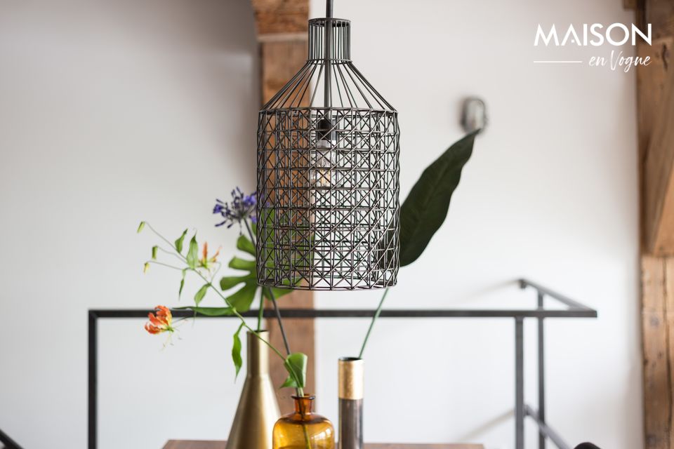 La suspension lumineuse Jim Tall vous propose les meilleurs atouts d\'une lampe cage