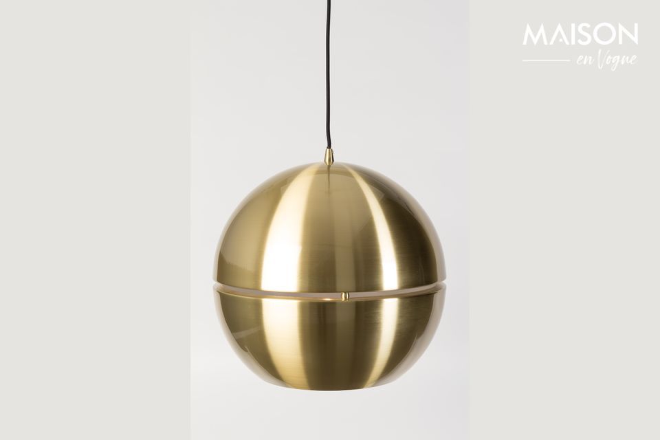 Toute votre pièce se reflète sur cette très chic boule dorée