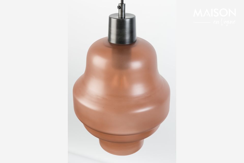 Cette agréable lampe fait son effet avec son abat-jour en verre peint couleur marron clair et sa