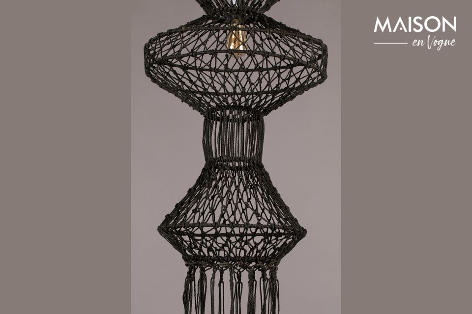 Cette belle lampe rappelle l\'Indonésie mais aussi la période florissante du macramé