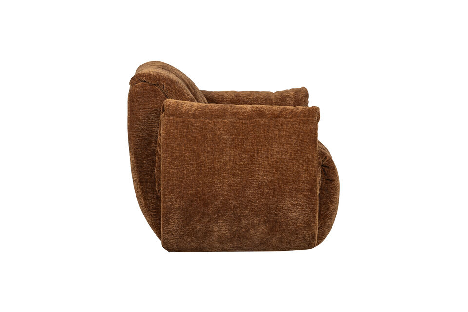 This cosy swivel armchair with its downy top layer and soft fabric exudes luxury and fits