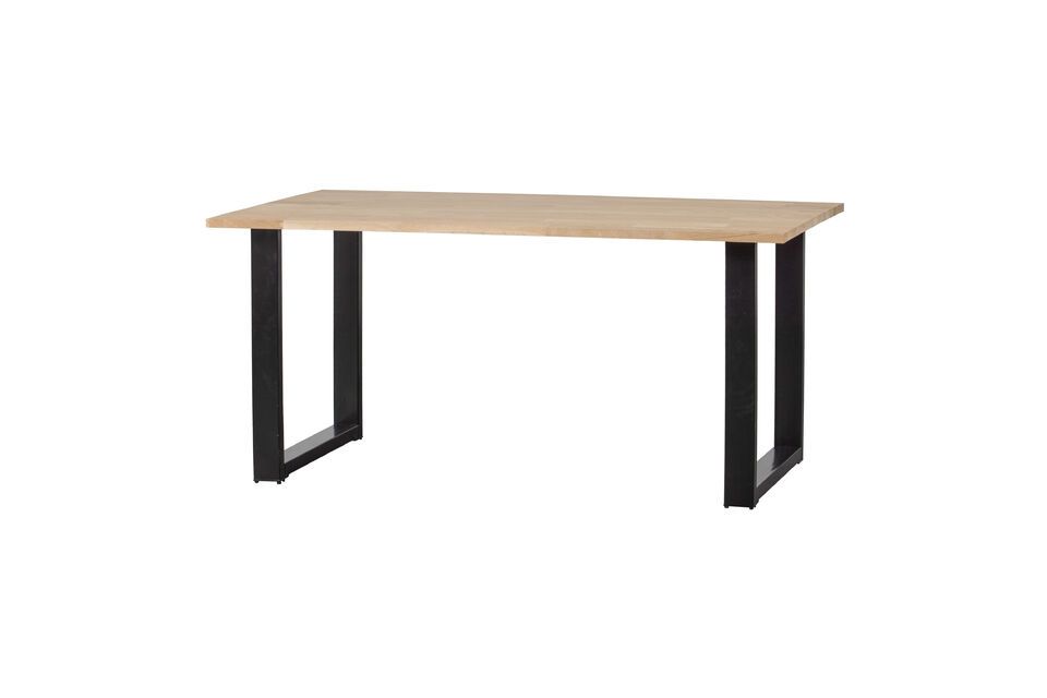 La table en chêne massif avec une jambe en U en métal est le choix parfait pour une ambiance