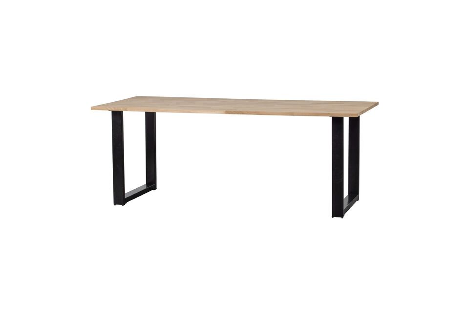 Cette table en chêne massif est le choix parfait pour ceux qui recherchent une table à manger