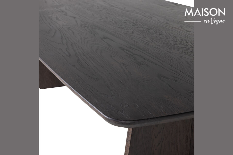 Gr&acirc;ce au plateau de table ovale danois associ&eacute; &agrave; l\'aspect sculptural des pieds