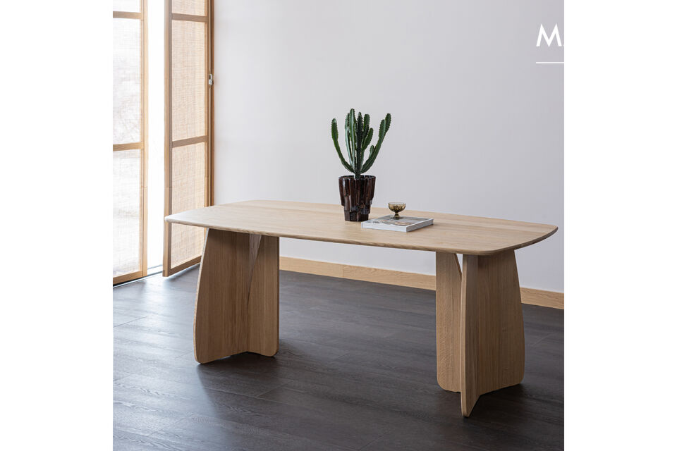 Une table &agrave; manger &eacute;l&eacute;gante Ch&ecirc;ne massif avec des dessins de bois et de